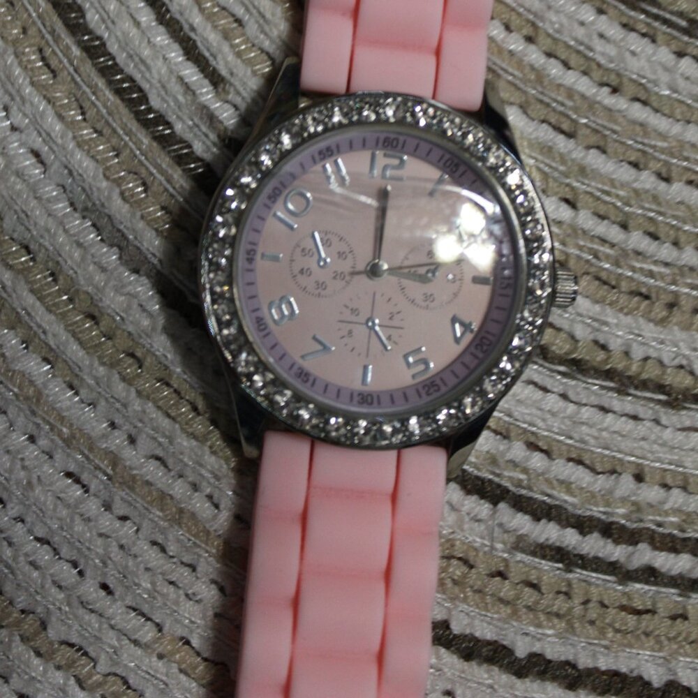 BRAND NEW WITHOUT TAGS DARICE PINK SILCONE WRISTWATCH - Picture 6 of 7